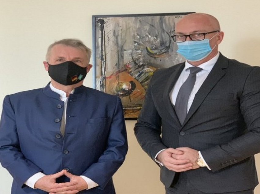 ​Sulmi ndaj djalit të Rashiqit, ambasadori Rohde takon Goran Rakiqin