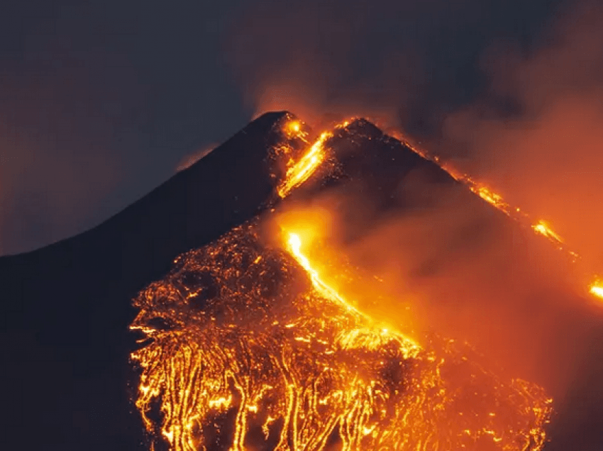 Mali Etna ndriçon qiellin e natës me ‘ujëvarën’ e llavës 1,500-metra të gjatë 