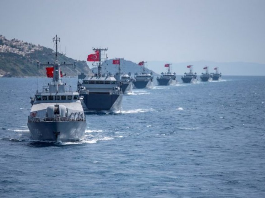 Mediat greke: Turqia njofton stërvitje masive ushtarake në Egje