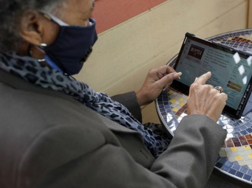 Blerjet në internet u ndihmojnë të moshuarve ta kalojnë më lehtë izolimin