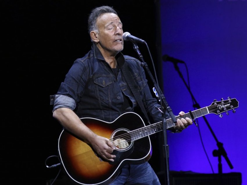 Springsteen gjobitet me 500 dollarë, pasi konsumoi alkool në plazh