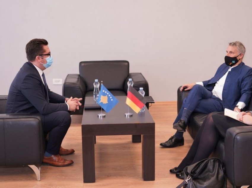 Besian Mustafa takohet me ambasadorin gjerman Jörn Rohde