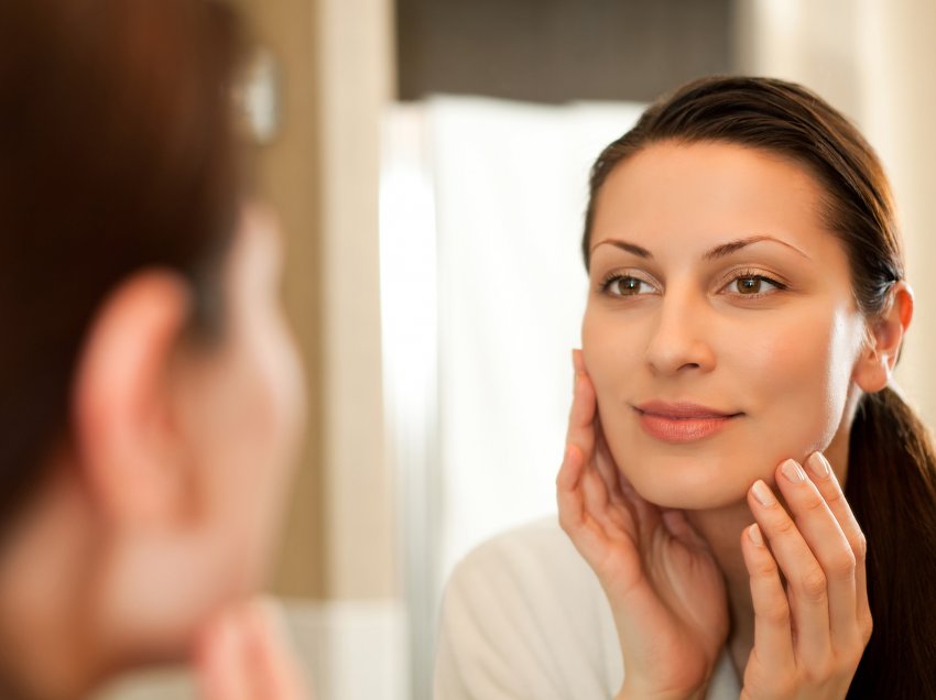 5 problemet me lëkurën e fytyrës që tregojnë se diçka nuk po shkon mirë me organizmin tonë