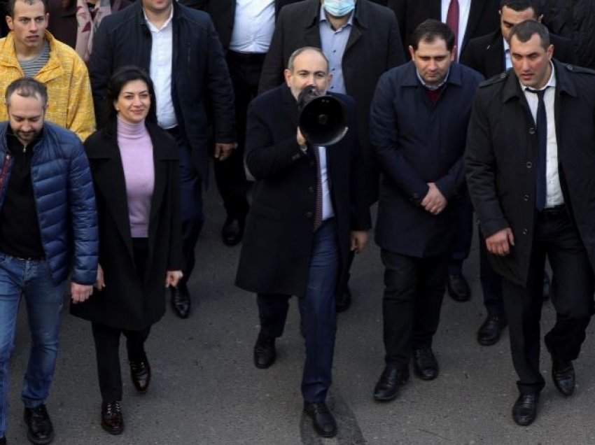 Tentativë për grusht shteti, qytetarët në rrugë, Kryeministri armen akuzon ushtrinë