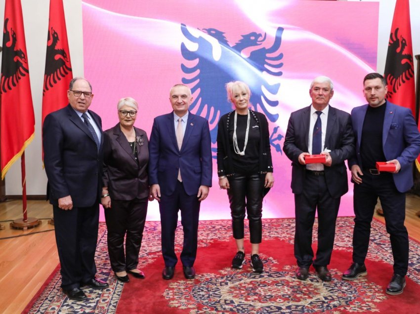 Shkruan historinë në futbollin shqiptar, Meta dekordon 4 legjendat e Dinamos