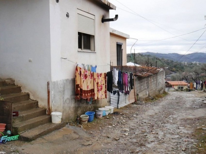 Banorët e lagjes “Dyli Haxhire” në Elbasan vuajnë për pikën e ujit dhe për 300 metra rrugë