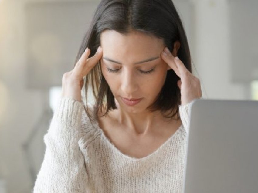 Këshilla si të ndaloni dhimbjen e kokës ndërsa jeni para kompjuterit