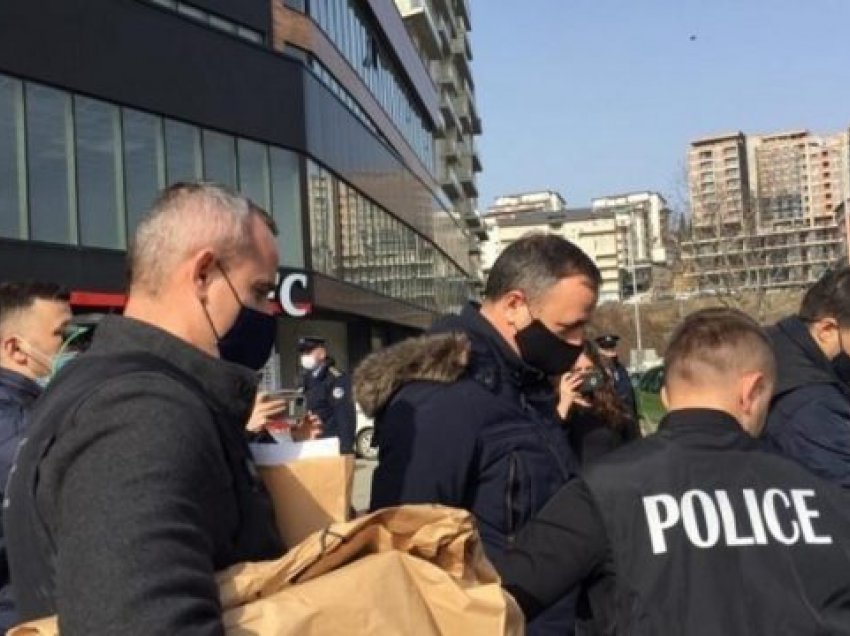 Zyrtarëve të arrestuar u ishin vënë përgjues: Drejtori bënte plane të blejë banesë 200 mijë euro me ryshfet