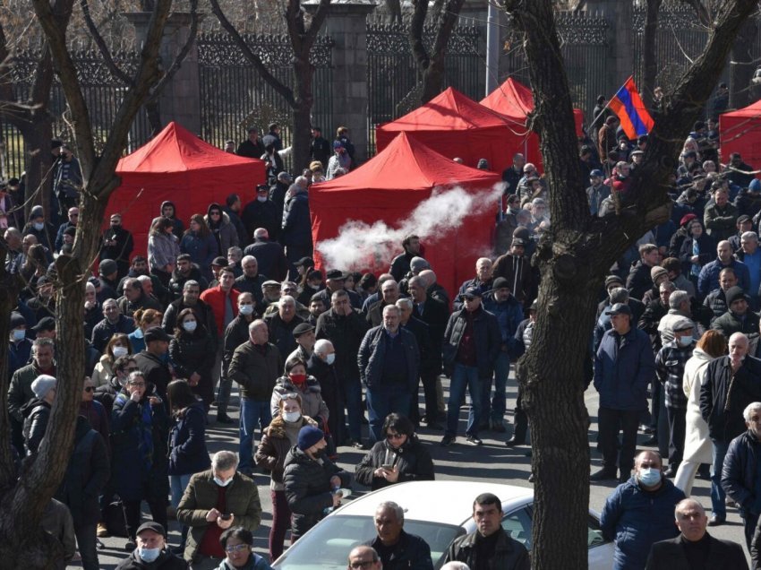 Përshkallëzohen tensionet, demostruesit në tenda përpara parlamentit armen