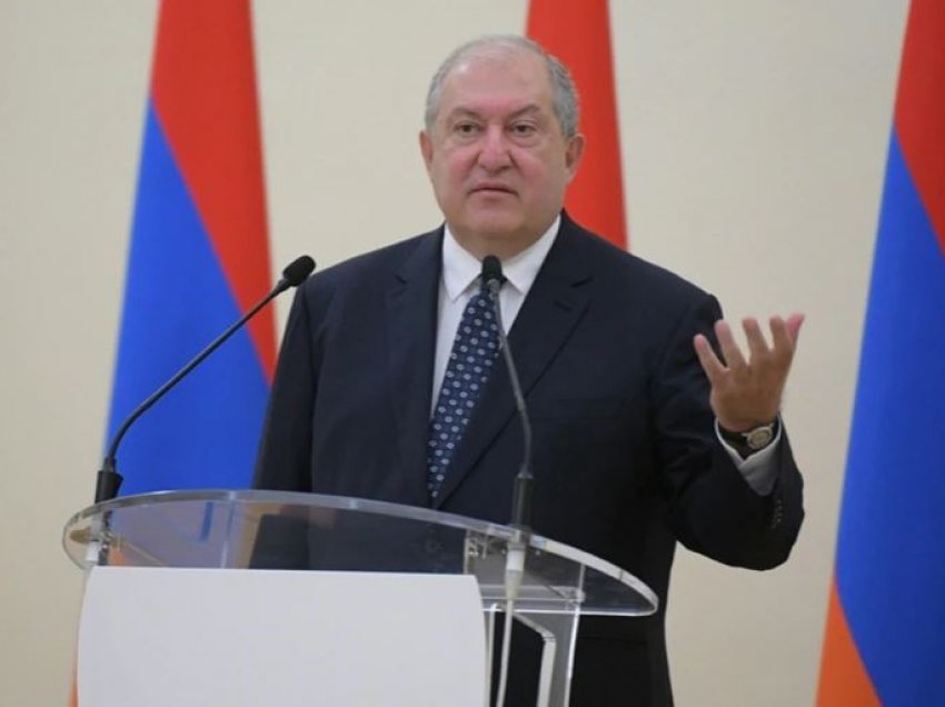 Presidenti armen refuzon ta shkarkojë shefin e ushtrisë