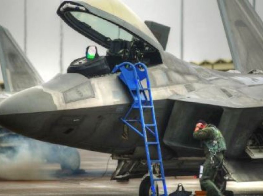 Dëgjoni zhurmën e ndezjes së motorëve të F-22 Raptor, tmerrit amerikan të ajrit 
