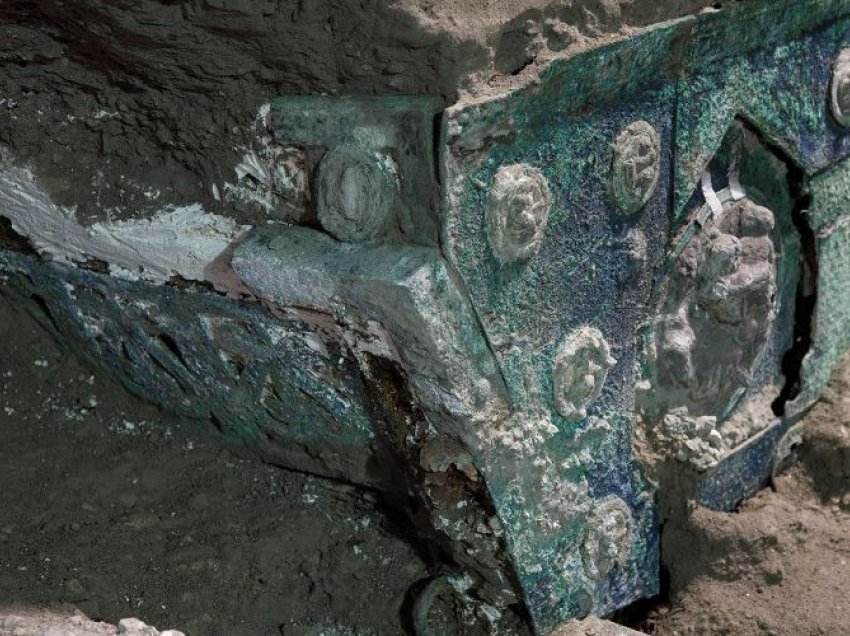 Zbulohet karroca antike, arkeologët: Përdorej për festa