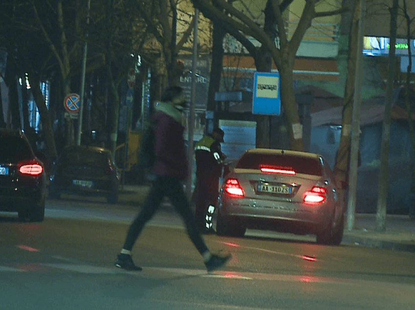 Në rrugë edhe pas orës 20:00/ Këmbësorë e automjete gjatë ndalimqarkullimit, policia shton postblloqet