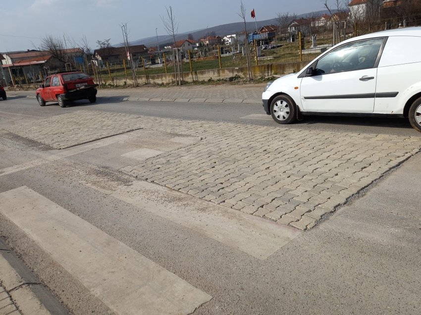 Në vend të asfaltit, AAK shtron rrugën me kocka, ankesa nga qytetarët e Suharekës