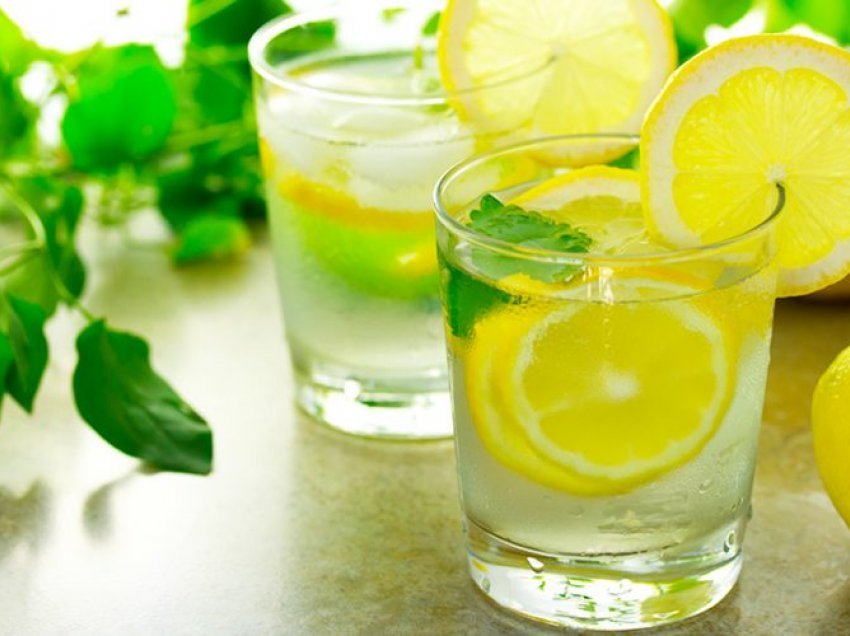 Kur duhet të pini ujë me limon? Jo gjithmonë është i shëndetshëm