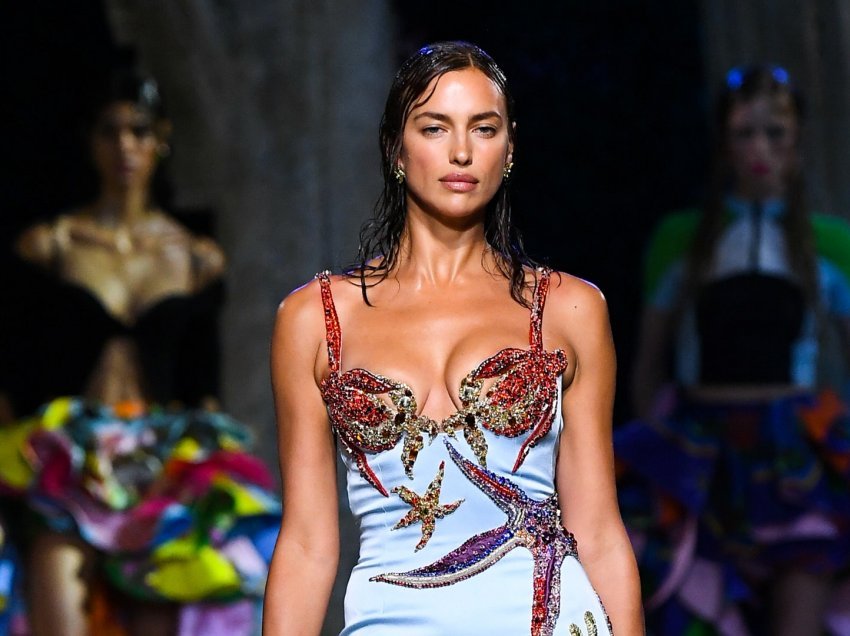 Irina Shayk shfaqet elegante në setin e ri fotografik për “Versace”