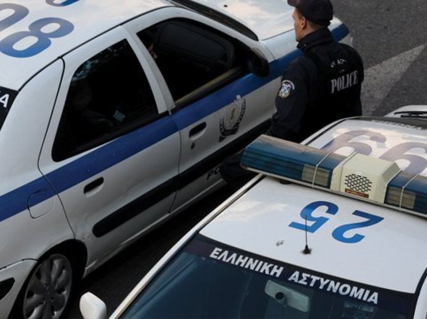 U grindën për sallatën, 12-vjeçari shqiptar godet me thikë motrën në Greqi