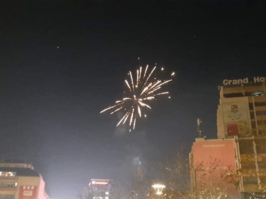 Prishtina e zbrazët, me fishekzjarrë feston Vitin e Ri 2021