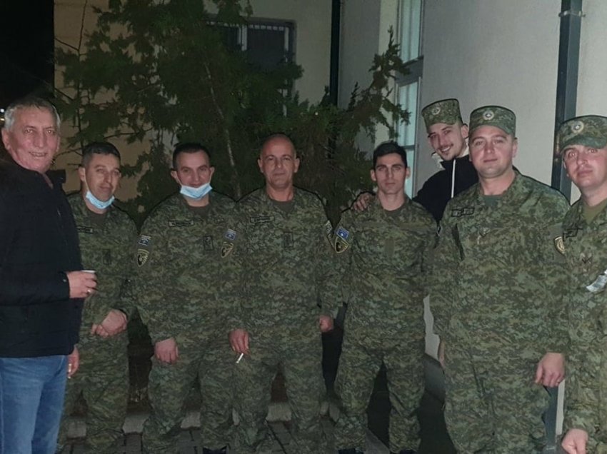 Ministri i mbrojtjes Anton Quni në natën e ndërrimit të moteve vizitoi ushtarët e FSK-së