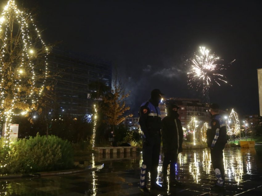 Si asnjë vit tjetër sheshi “Skënderbej” bosh, Policët spektatorët e vetëm të spektaklit të fishekzjarreve