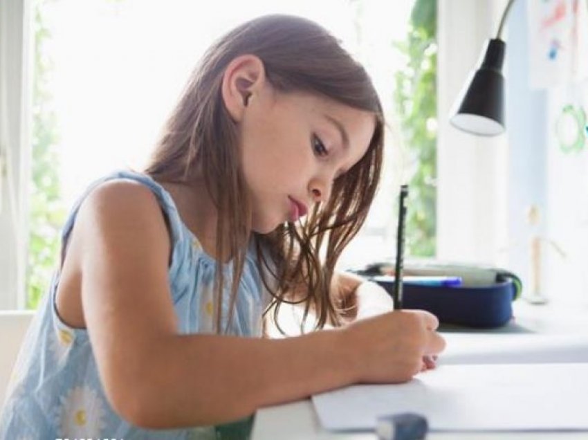 Këto shtatë rregulla stimulojnë fëmijët në bërjen e detyrave të shtëpisë