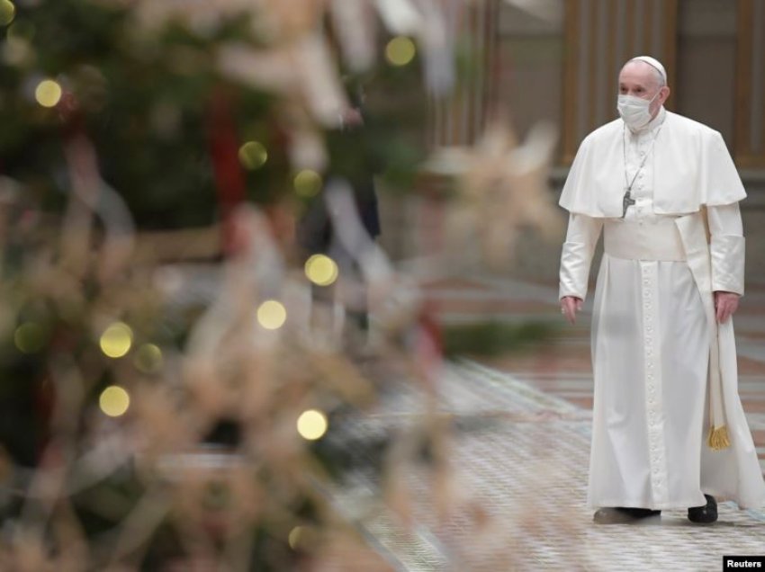 Papa rishfaqet pas problemeve me shëndetin, bën thirrje për paqe