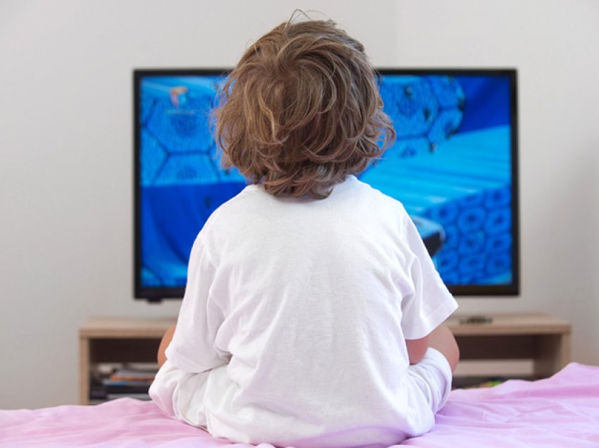 Fëmijët që përdorin më shumë se shtatë orë në ditë pajisjet teknologjike kanë dëmtime në korteksin e trurit