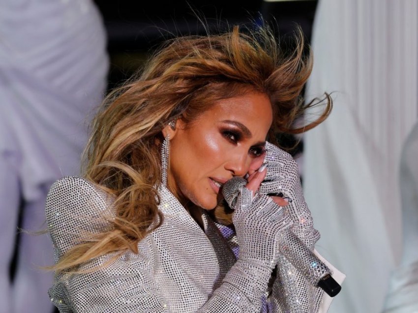 Jennifer Lopez emocionohet gjatë koncertit festiv, e tradhtojnë lotët