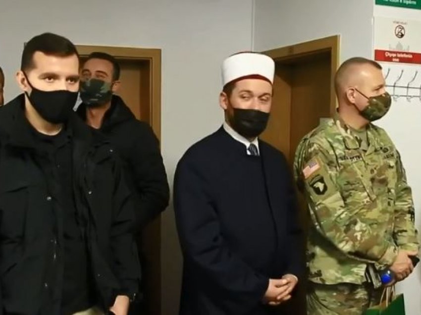 Delegacioni ushtarak nga kampi Bondsteel viziton një xhami në Prishtinë