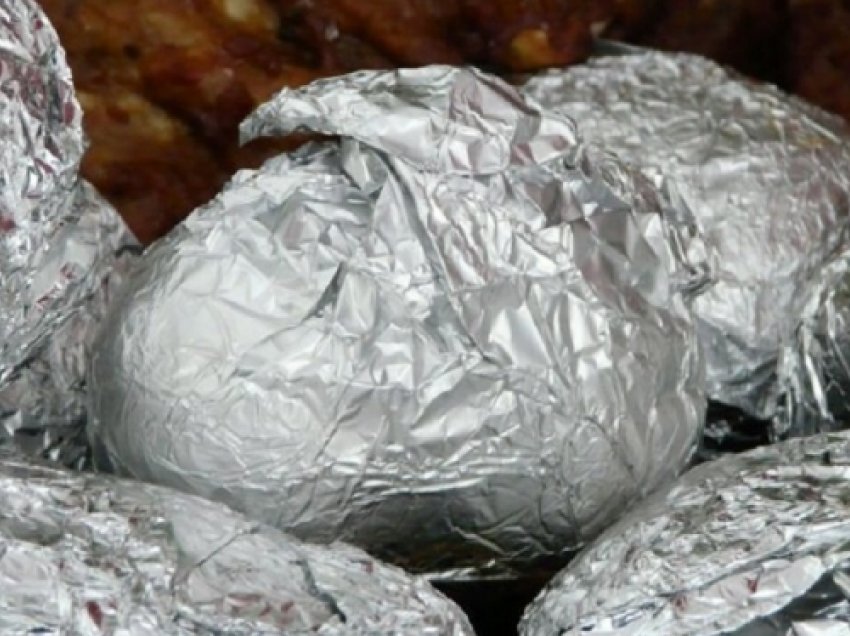 ​Pse s’është mirë të mbahet ushqimi nën letrën e aluminit?