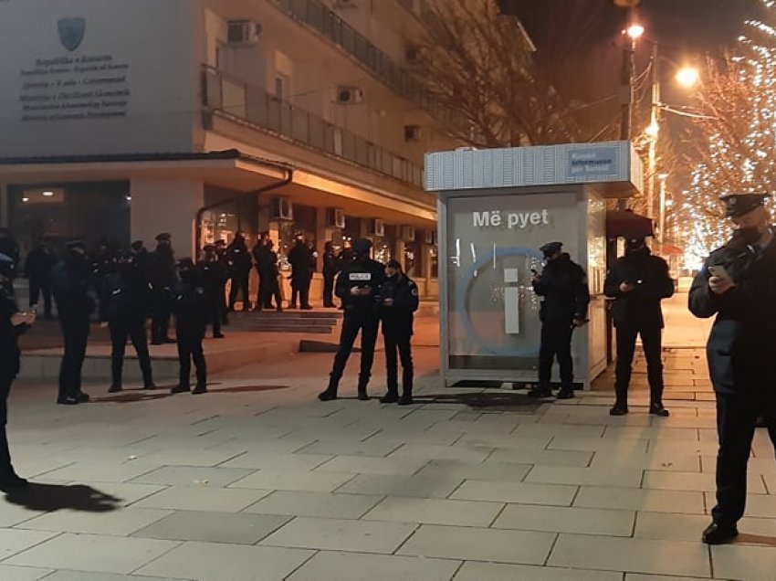 Numër i madh i policëve në sheshet e Prishtinës, monitorojnë respektimin e masave anti-Covid