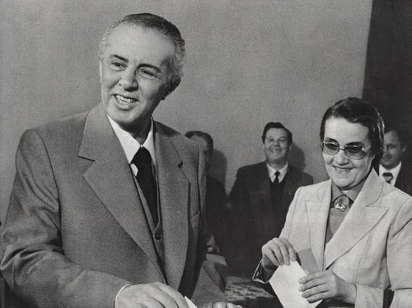 Pamje të rralla / Kur Enver Hoxha festonte Vitin e Ri në ‘Pallatin e Brigadave’, me fatosat dhe…