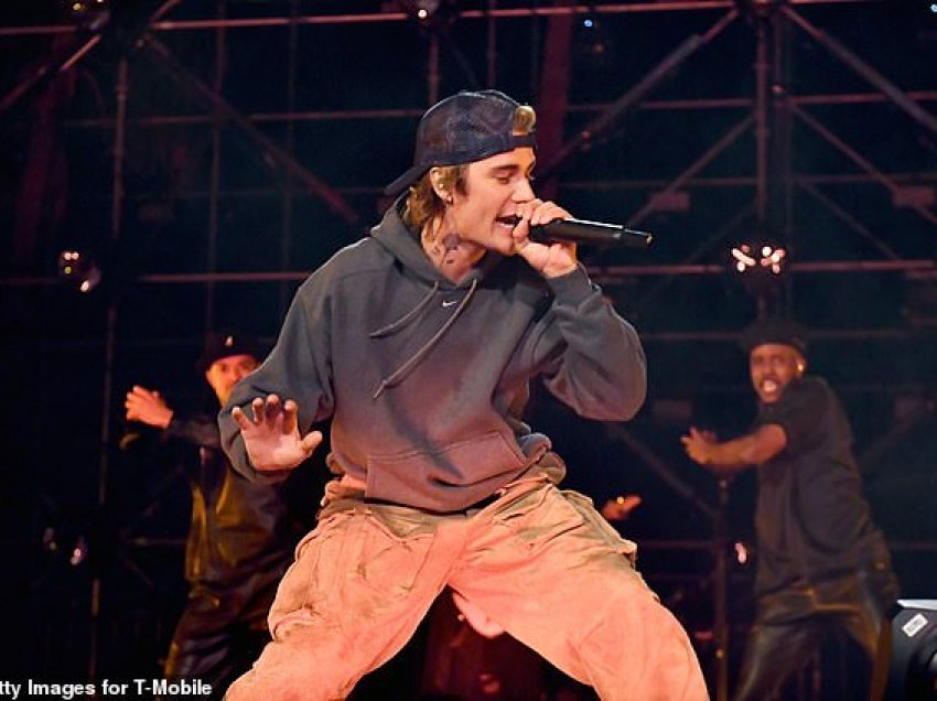 Justin Bieber vihet në siklet, harron tekstin e këngës gjatë koncertit