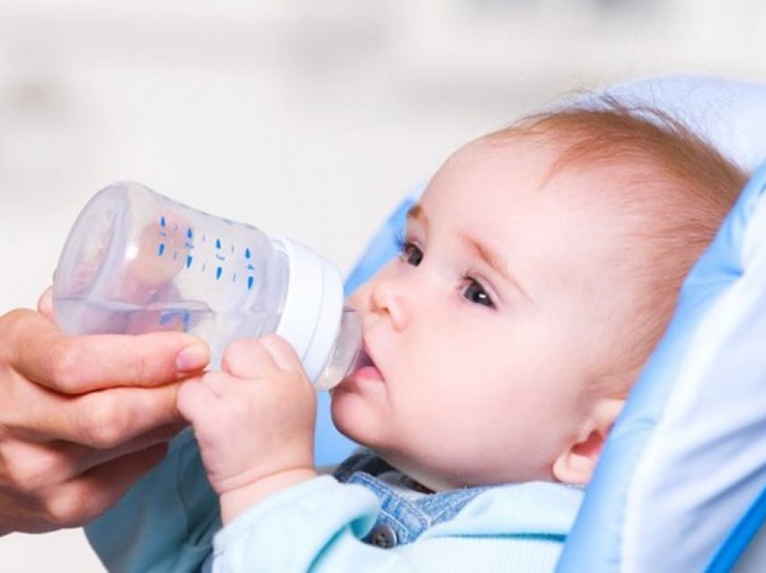 A duhet t'i jepni ujë bebeve, ja çfarë sugjerojnë studimet