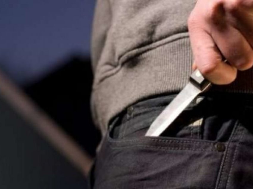 Theret me thikë një 18 vjeçar në Prizren, ndodhet në gjendje të rëndë