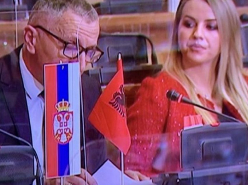 Këto janë mesazhet që Vuçiq ia dërgon Kamberit pas çdo fjalimi të tij në Kuvendin e Serbisë