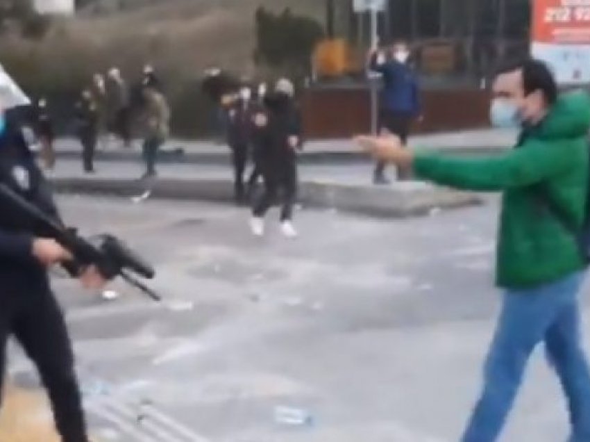 Studentët kundër Erdoganit, policia rrah dhe gjuan me plumba gome protestuesit
