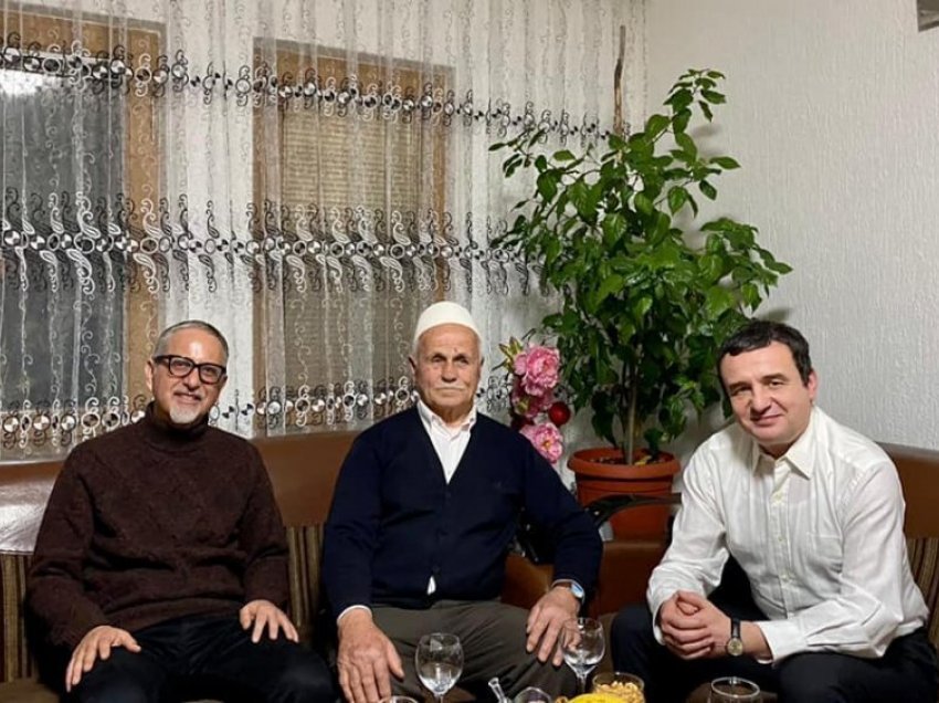 Albin Kurti e Arben Vitia vizitojnë familjen e Muhamet Koskovikut