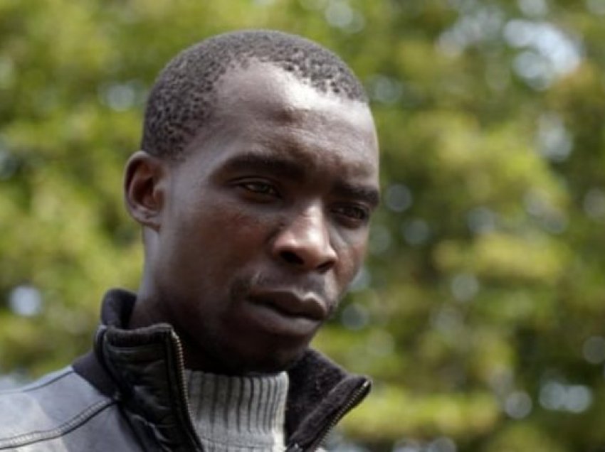 Rrëfehet personi i cili fluturoi nga Afrika në Londër i fshehur te rrotat e aeroplanit