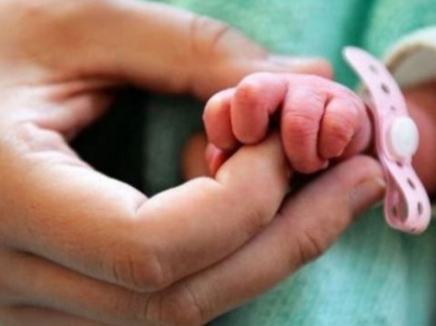 Në Spitalin e Gjakovës e mitura lind foshnje, babai i fëmijës në arrati