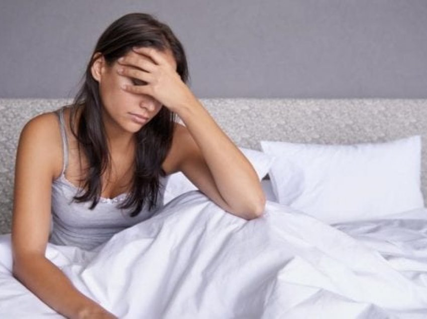 Gratë flenë më shumë se burrat, por zgjohen më pak të lumtura