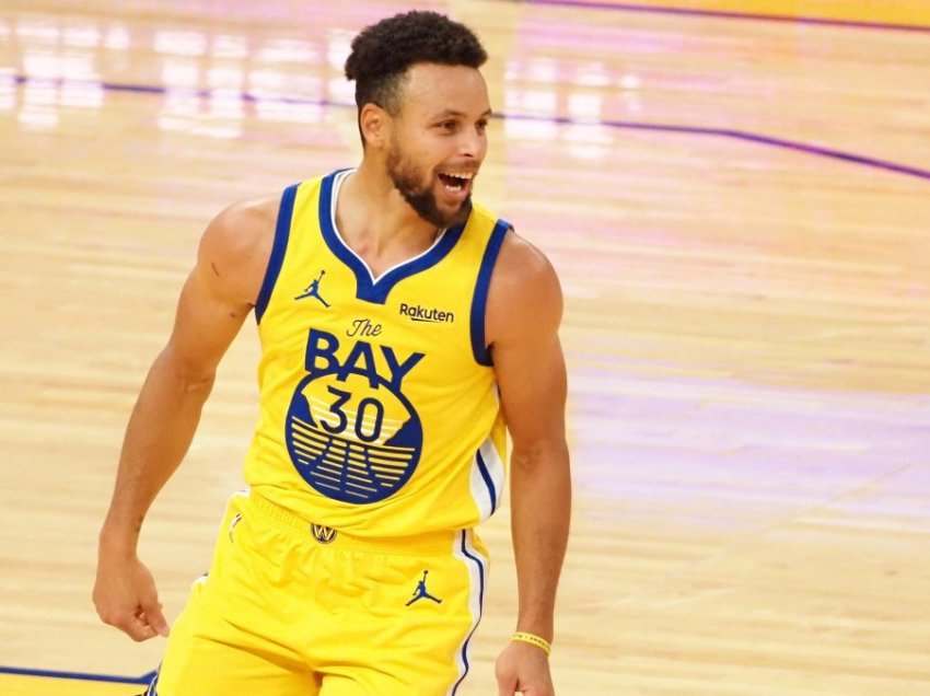 Curry shkëlqen në fitoren e Warriors, shënon 62 pikë