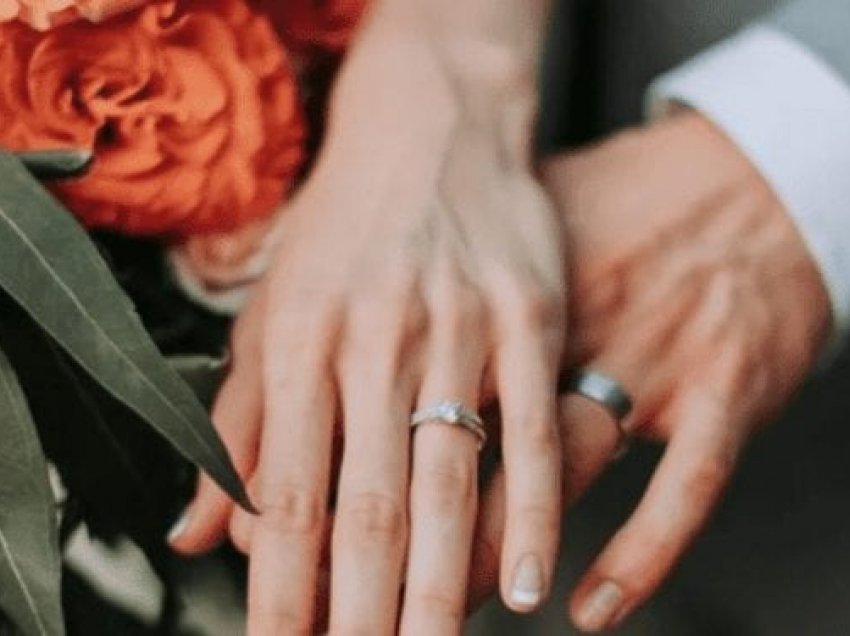 Mësoni sa ta pastroni unazën e martesës në kushte shtëpie