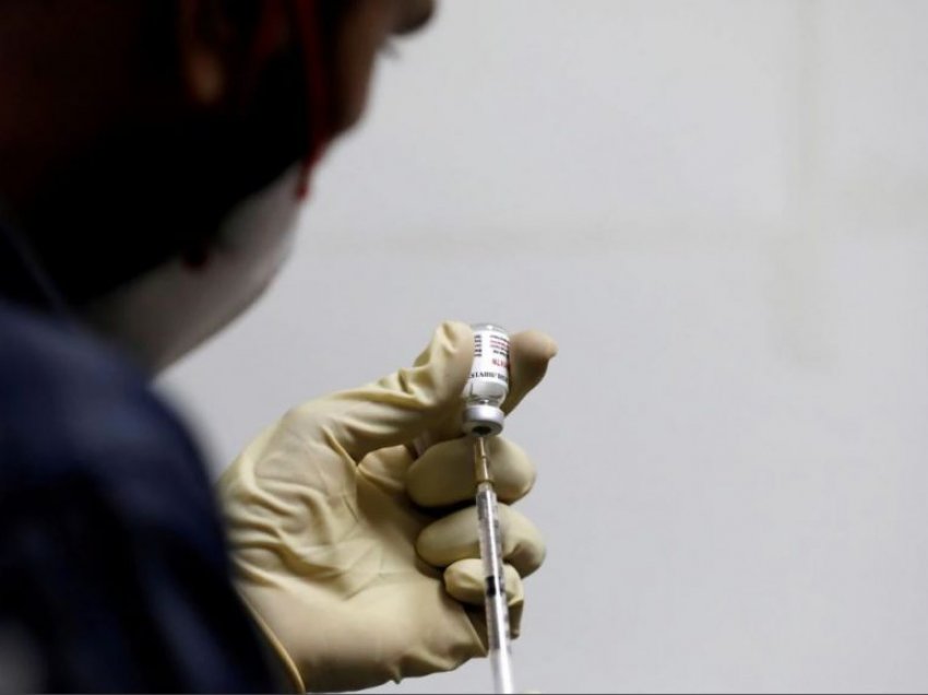 Qeveria franceze arsyeton vonesat në vaksinim
