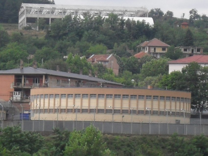 Dy të burgosur në Mitrovicë hipin në kulmin e burgut dhe kërcënojnë të hidhen