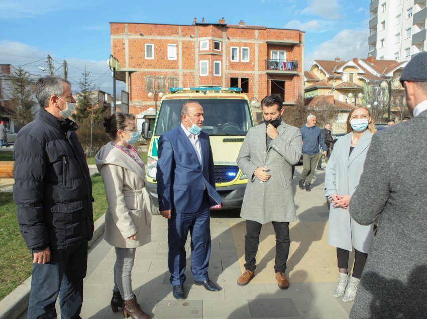 Fondacioni “Labinot Tahiri” i dhuroi autoambulancë QKMF-së në Podujevë