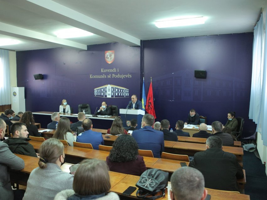 Kuvendi merr vendim ta ndihmojë familjen e këshilltarit komunal, të arrestuar nga policia serbe