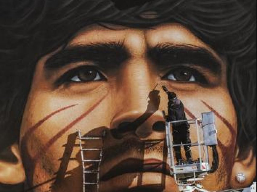 Përjetëson Maradonën me një murale
