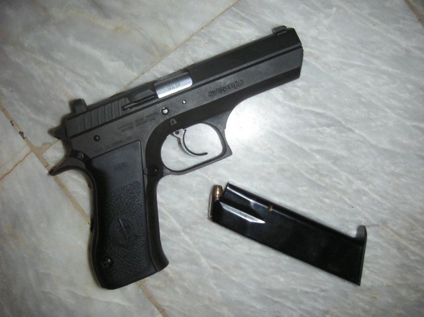 Policia e Suharekës bastis shtëpinë e një të dyshuari, i gjen armë dhe fishekë