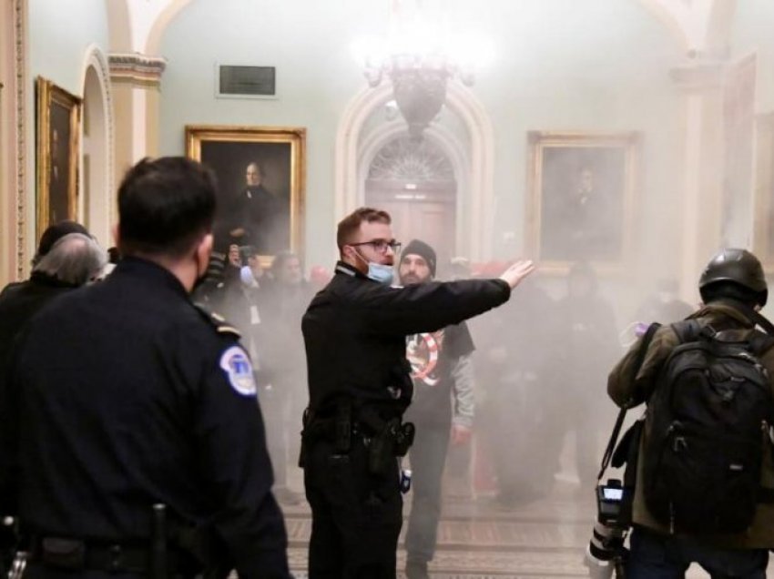 Momenti kur vijnë forcat SWAT, turma largohet nga Kapitoli
